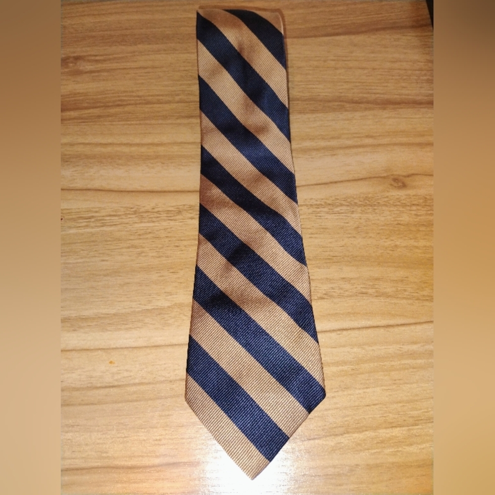 Roundtree & Yorke Men's Collegiate Navy Gold Stripe Wide 100% Silk Tie